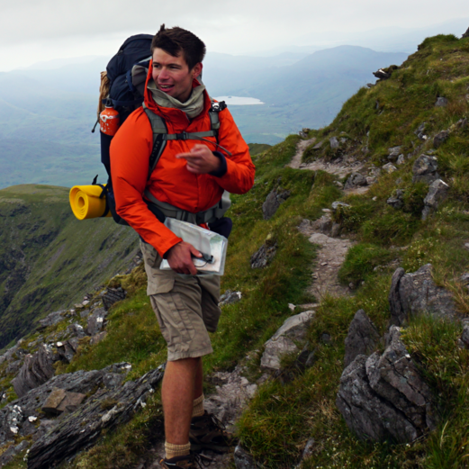 Una fotografía de Harry Kuril caminando por un sendero de montaña en Carrauntoohill en Irlanda.